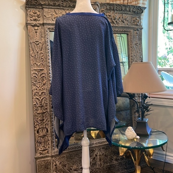 Zest d’Orient batwing coverup in light blue with white. - Picture 4 of 5